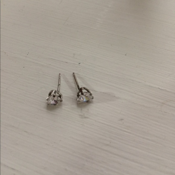 💖EUC CZ heart stud earrings💝 - Picture 4 of 6